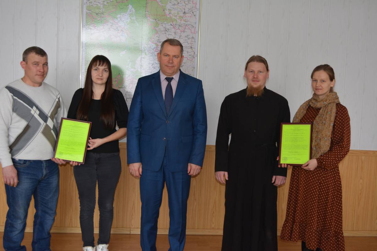 Многодетные семьи Зубово-Полянского района получили сертификаты на жилье