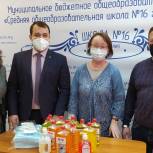Активисты Волонтерского центра доставили санитарно-гигиенические средства в школу