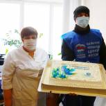 Волонтеры поздравляют женщин-медиков ковидных госпиталей Новосибирска