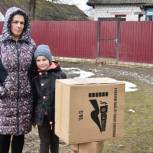 Валентина Кочергина передала продуктовый набор и предметы первой необходимости многодетной семье