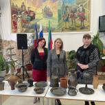 Депутат Анна Безрукова передала кизлярскому музею старинную коллекцию предметов быта