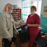 Чайные наборы и канцелярские принадлежности передал депутат «Единой России» ФАПам Каслинского района