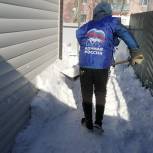 В Мелеузе волонтеры помогли пожилой паре расчистить двор от снега