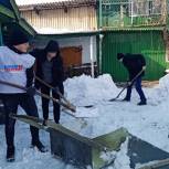 В Сибири и Поволжье активисты «Единой России» помогли пенсионерам справиться с последствиями снегопадов