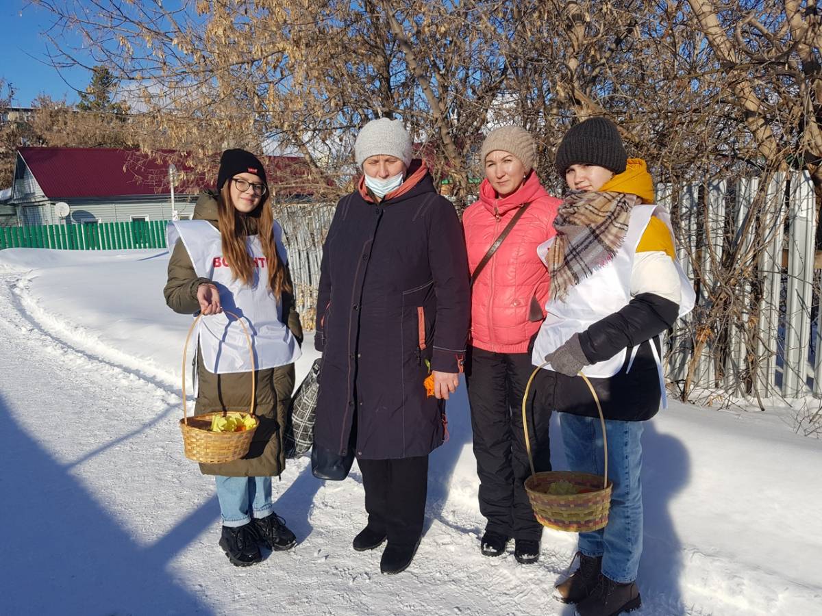 Апельсины в память о пандемии раздают жителям волонтеры Похвистнево