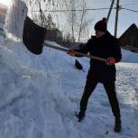 Молодогвардейцы Александровского района продолжают очищать от снега дворы пожилых людей
