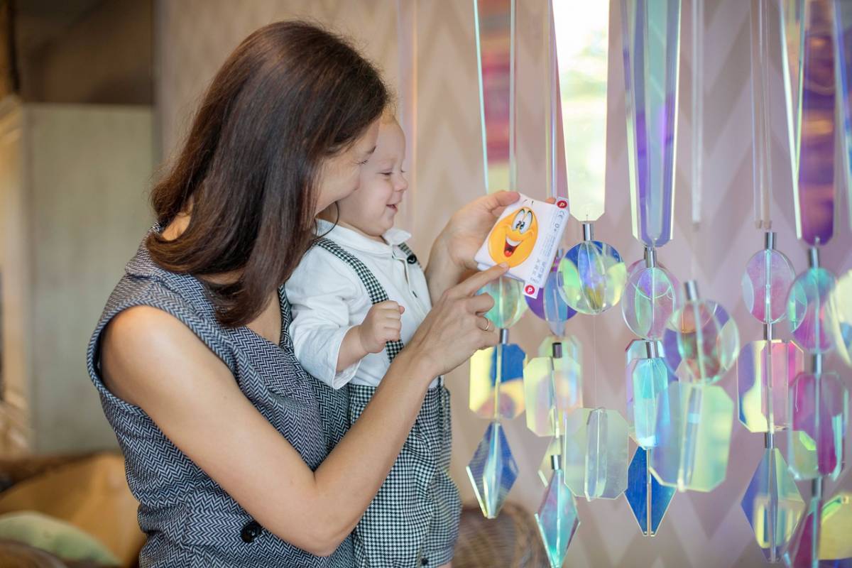 Голые жены при детях 