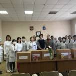В преддверии 8 марта партийцы поздравили женщин Областной инфекционной больницы им. А.М. Ничоги