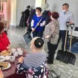 Единороссы Московского района поздравили победителей конкурса на лучшее новогоднее оформление двора