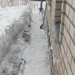 В Октябрьске волонтеры убрали снег во дворе пенсионера