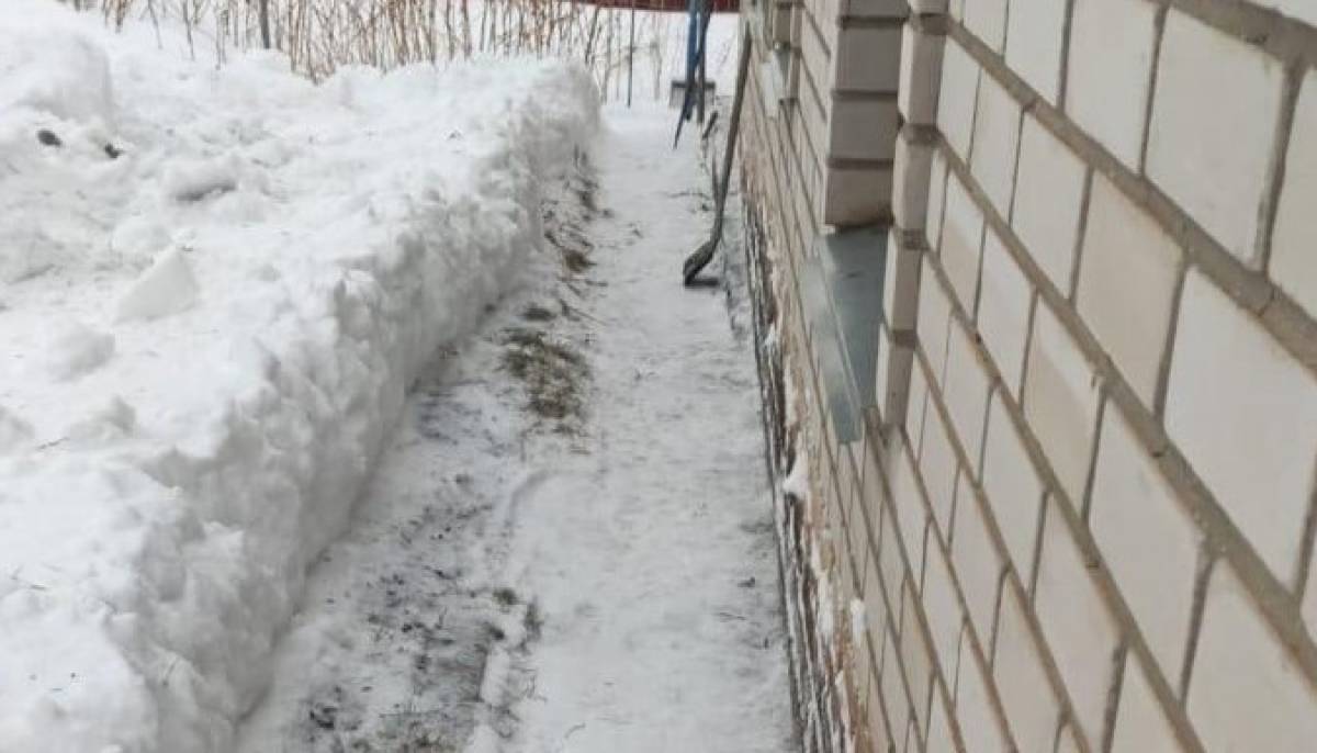 В Октябрьске волонтеры убрали снег во дворе пенсионера