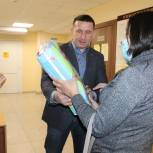 Вячеслав Ершов вручил подарки многодетным семьям