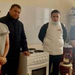 Партийцы Котельников подарили электрическую плиту многодетной семье