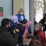 Сотрудникам областной больницы в Калуге привезли тёплые куртки и жилеты