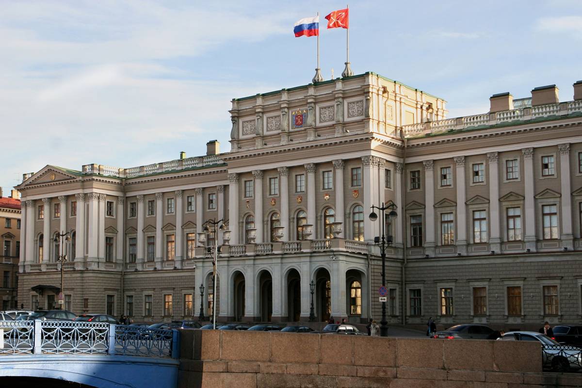 Петербургский парламент в среду рассмотрит пакет законопроектов об  упразднении Уставного суда Санкт-Петербурга