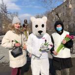 Активисты Молодой Гвардии Единой России поздравили улан-удэнок с праздником