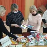 Олег Валенчук помог детской библиотеке Вятских Полян обновить книжные фонды