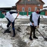 Омские молодогвардейцы помогают пенсионерам в уборке снега