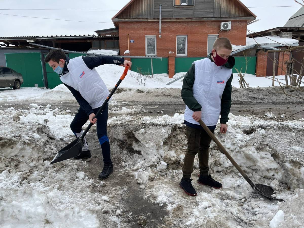 Омские молодогвардейцы помогают пенсионерам в уборке снега