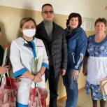 В районах единороссы поздравили женщин медиков и сотрудниц МЧС