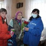 Волонтеры партии поздравили женщин-тружениц тыла и заслуженных учителей в Конышевском районе