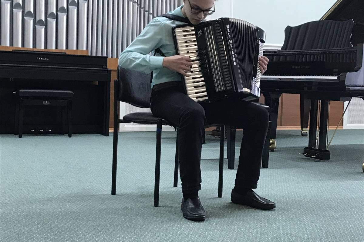 Детская школа искусств лангепас. Директор музыкальной школы г. Художественная школа лангепас. Радуга г. Детская школа искусств лангепас.