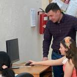 В Магадане депутат «Единой России» обеспечил компьютерной техникой сельскую школу искусств