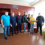 Депутаты-единороссы вручили ноутбук Виктории Олива из Динского района