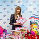 Лариса Картавцева передала 30 кг игрушек для детей из Донбасса