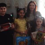 Юлия Литневская вручила подарки детям из многодетной семьи