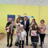 Александр Ефремов поздравил женщин и девочек с предстоящим праздником 8 марта в пункте временного размещения во Мстихино