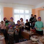 В Тульской области «Единая Россия» организовала для донбасских детей мастер-класс по росписи пряников