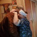 Александр Окунев помогает пожилым людям своего округа и навещает их в выходные
