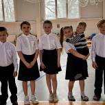 Депутат Сергей Рожков приобрел школьную форму для детей беженцев из Донбасса
