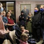 Андрей Турчак вместе с волонтерами доставил гуманитарную помощь в ПВР в Ростовской области