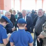 Единороссы посетили выставку курского художника Дениса Гаврилейко