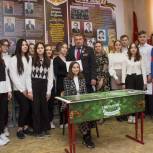 «Единая Россия» установила «Парту Героя» в кемеровской гимназии