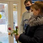 Активисты «Единой России» поздравили женщин, поддержавших жителей Донбасса