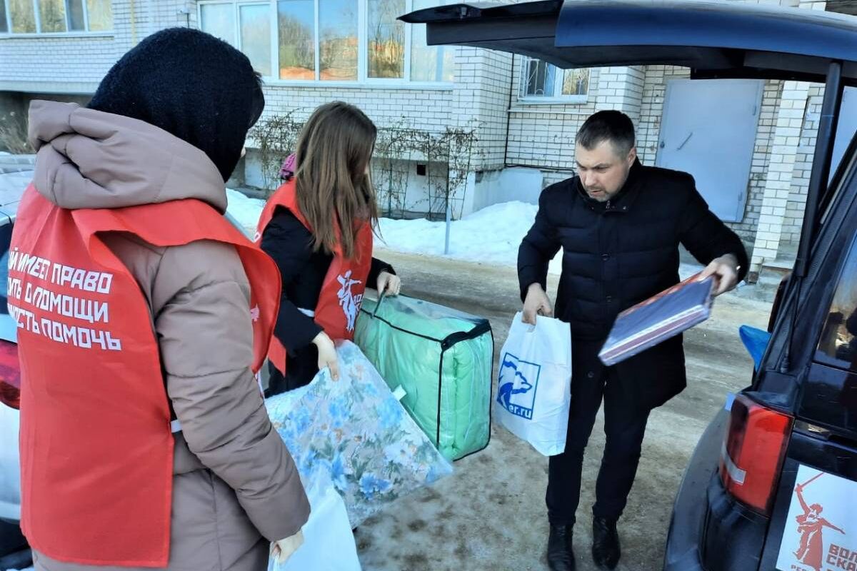 Своих не бросаем. «Единая Россия» передала гумпомощь беженцам из Донбасса,  прибывшим в Смоленск