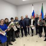 Единороссы Каспийска поздравили работников культуры с их профессиональным праздником