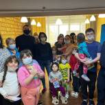 Волонтеры и депутаты «Единой России» в регионах помогают беженцам с Донбасса в пунктах временного размещения