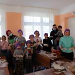 Волонтёры организовали для донбасских детей мастер-класс по росписи пряников