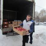Андрей Макаров передал женщинам, эвакуированным из ДНР и ЛНР, фрукты