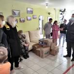 В Волгограде Сергей Сидельников передал гуманитарную помощь беженцам в пункт временного размещения