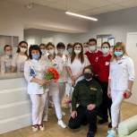 «Единая Россия» совместно с волонтерами-медиками организовала праздничную акцию «Вам, любимые», приуроченную к 8 марта