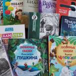 В Таганроге дети из Донбасса получили книги и принадлежности для учебы
