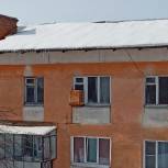 Народные контролеры Пласта провели рейд по качеству уборки снега с крыш и сосулек с козырьков многоквартирных домов