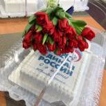 В Волгоградской области «Единая Россия» привезла в пункты временного размещения сладкие угощения и цветы