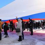Стометровый российский флаг развернули в Ижевске