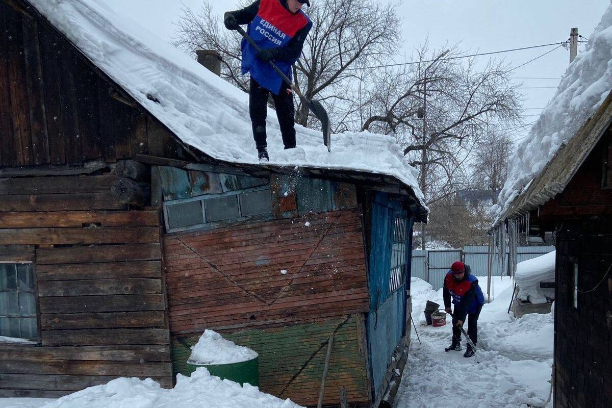 Мысковские единороссы очистили от снега дом пенсионерки